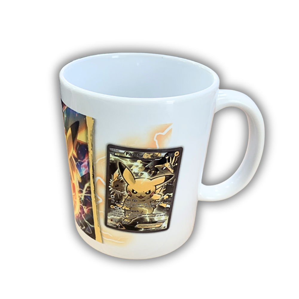 Tazza in ceramica di Pikachu con carte TCG